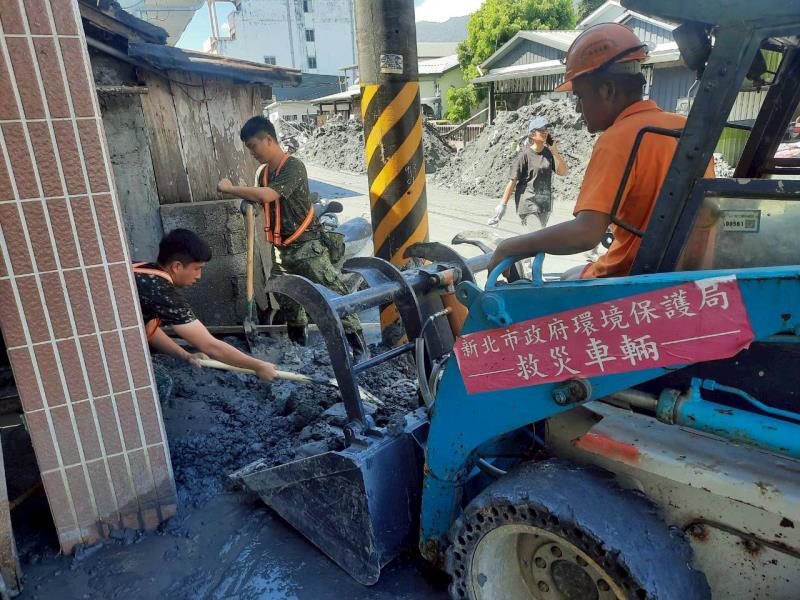 搭配國軍清理民眾家內淤泥。