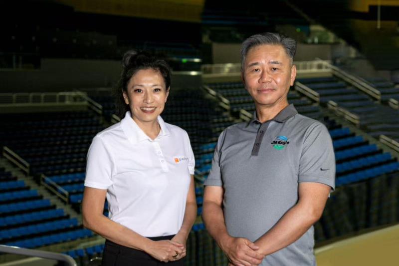 美國 JM Eagle 董事長暨慈善家王文祥(右)與夫人王范文華(左)，以個人名義緊急捐贈新台幣 2000 萬元，全力支持災區的救援及重建工作。