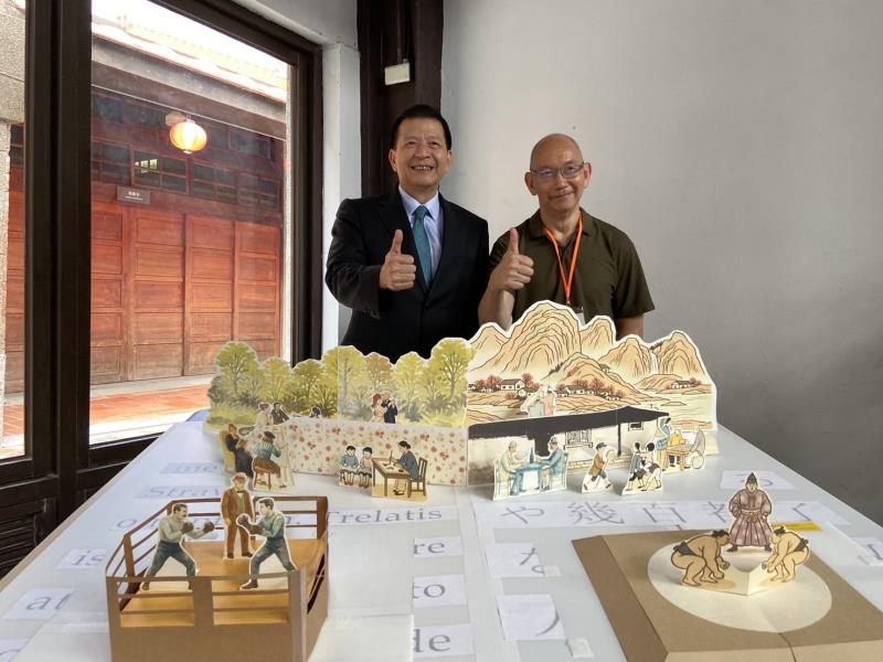 盧長水處長(左)出席活動與藝術家合影。
