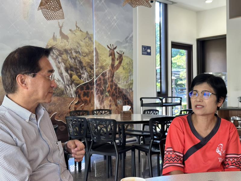 花蓮縣觀光處長余明勲(左)深入災區關懷民眾。