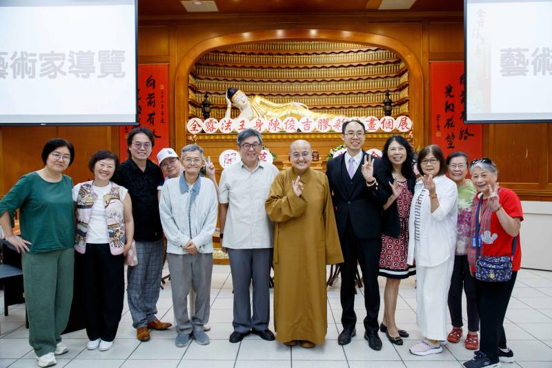 華梵佛藝系陳俊吉主任（右五）舉辦膠彩佛畫個展，佛光山新竹法寶寺監寺覺舜法師（右六）、華梵大學李天任校長（左六）與師生都來參觀。

