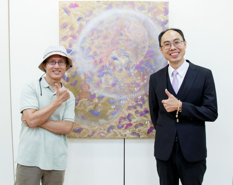 華梵佛藝系陳俊吉主任（右）與前來觀展的公視導演吳憲坤於作品前合影。
