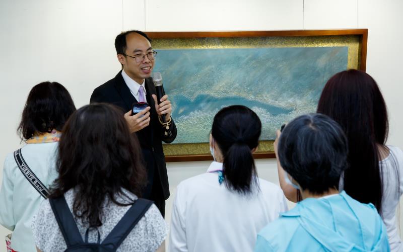 華梵佛藝系陳俊吉主任為參觀者導覽作品。
