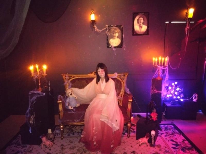 大里藝術廣場今年重磅推出全台中首個「萬聖夜光鬼屋」主題體驗展。