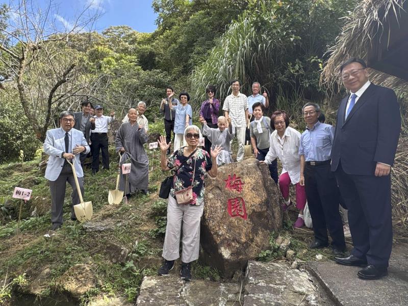參加華梵大學二代梅樹種植活動的貴賓在梅園合影。