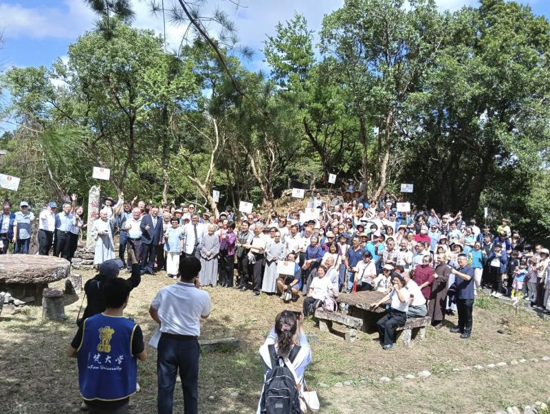 華梵大學200多名師生與護持委員在校園種下松樹與梅樹。