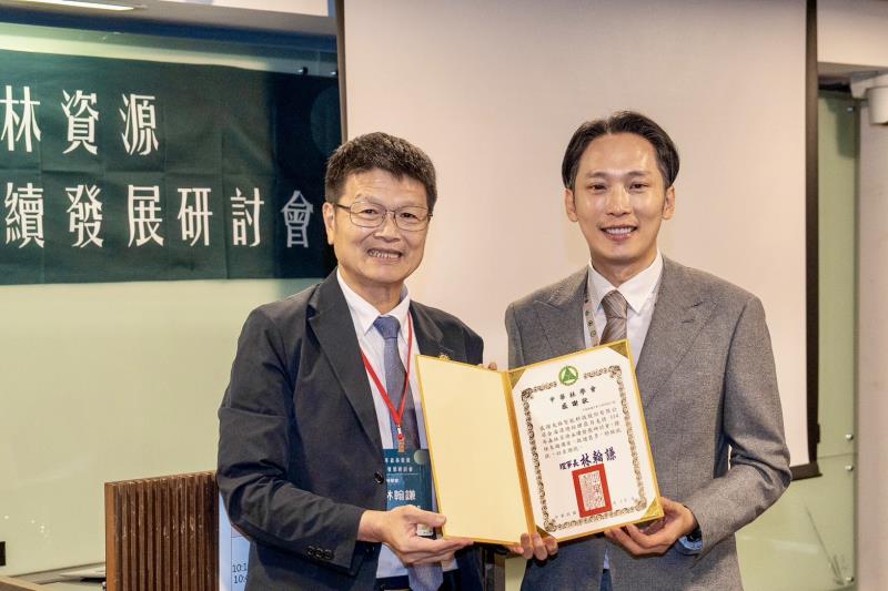中華林學會理事長暨國立嘉義大學校長林翰謙（左）、光林智能總經理暨永續長金海濤（右）共同合影。

