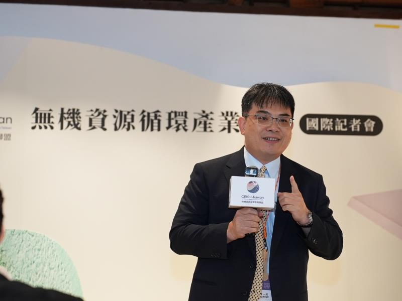 中聯資源總經理吳一民於記者會中發表專業觀點.