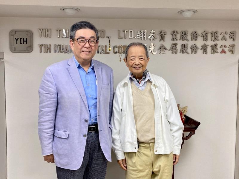 翊光金屬顏柳村副董(右)捐贈佛典予華梵大學圖書館 ,李天任校長相當感激。