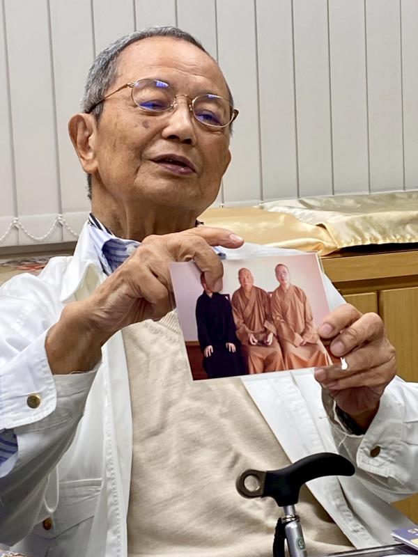 顏柳村副董說明與加拿大佛教會長老樂渡法師的師徒情緣。