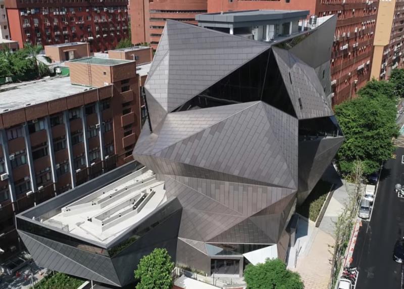 東海張國恩校長擔任台師大校長時，獨排眾議延攬藝術背景的許和捷教授擔任總務長，為臺師大打造獲國家卓越建設獎的美術館。
