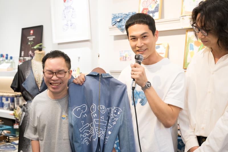 宇宙人阿奎、腦麻青年阿煒.