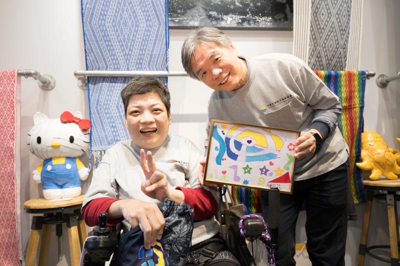 中華民國腦麻協會監事陳子淳、腦麻青年冠筠.