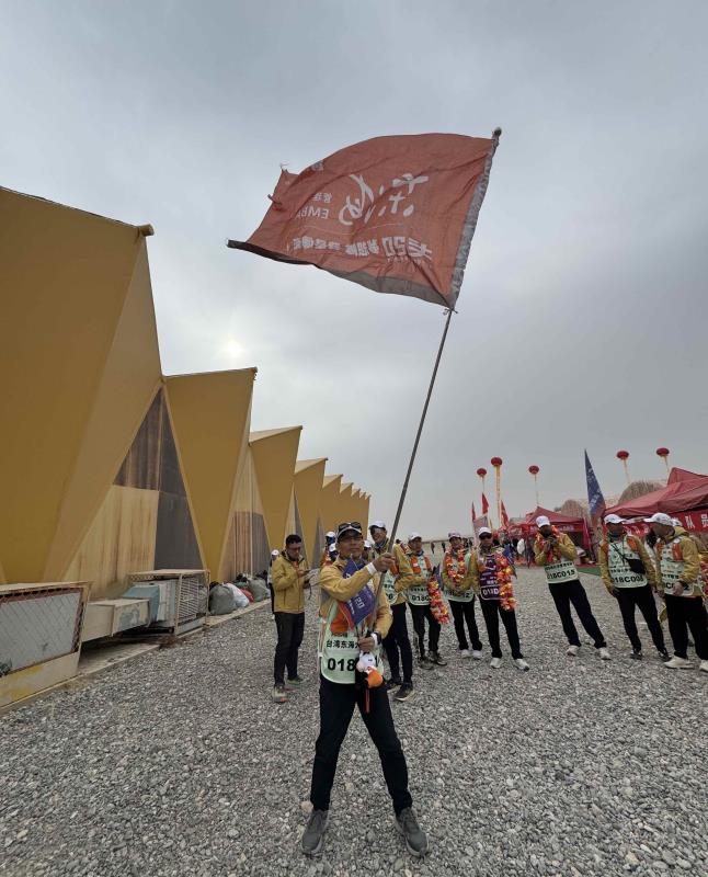 許和捷院長率領東海大學管理學院EMBA前往敦煌戈壁沙漠路跑，團隊拿下四項大獎。