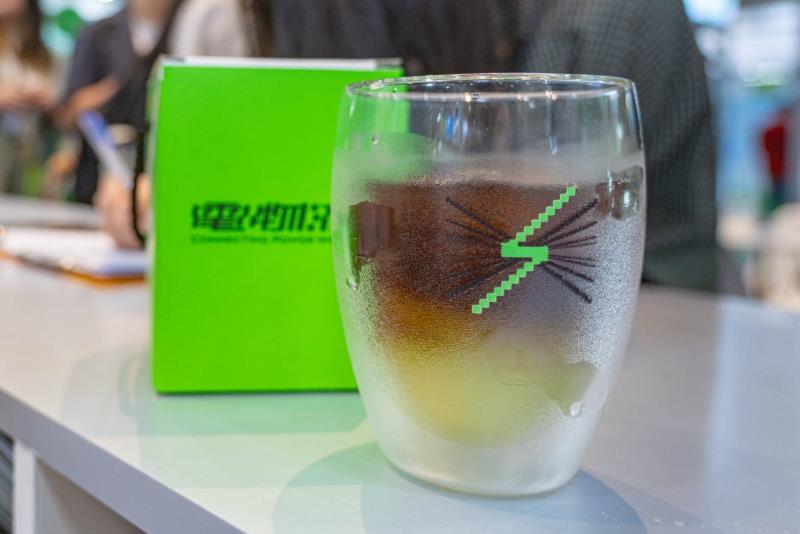 只要於台電展場完成「綠電宇宙」互動體驗,就有機會品嘗以甘蔗與美式咖啡採30/70比例調和,象徵「RE30」的概念飲品,營造視覺、味覺並進的沉浸體驗。