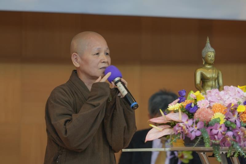 華梵大學董事長悟觀法師致詞。