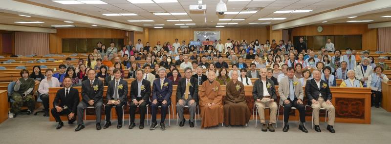 華梵大學35週年校慶典禮大合影。