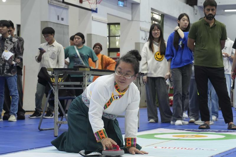 華梵大學的熟齡學生參加校慶運動嘉年華會，與年輕學生一起玩地壺球。
