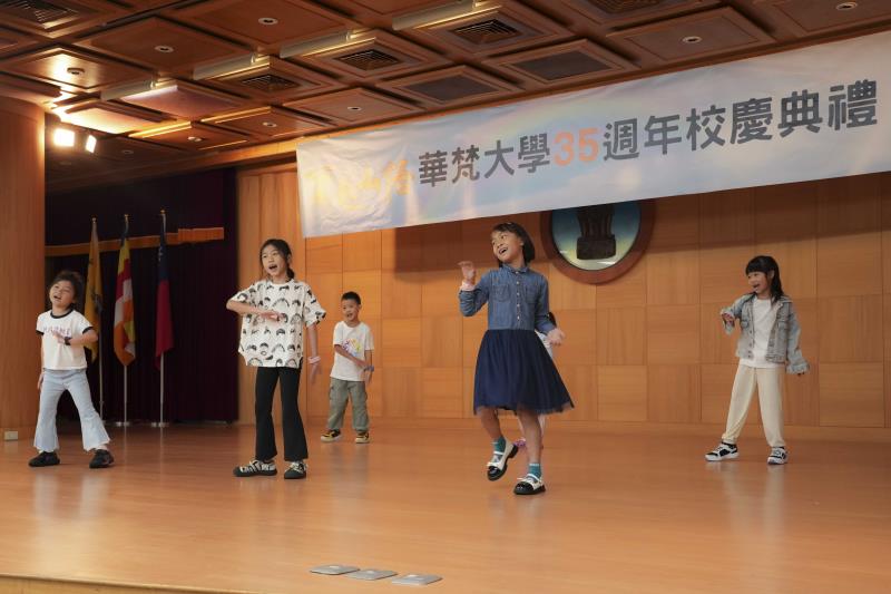 原來學苑實驗機構的小學生在華梵大學校慶典禮獻唱，展現全齡學習的校園氛圍。