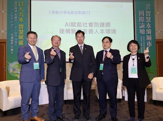 蘇宗振(左二)說，AI助力 讓茶產業轉型產業更具永續發展力  