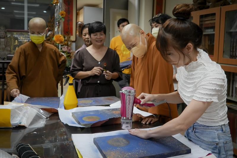 膠彩佛畫工作坊上課情形。