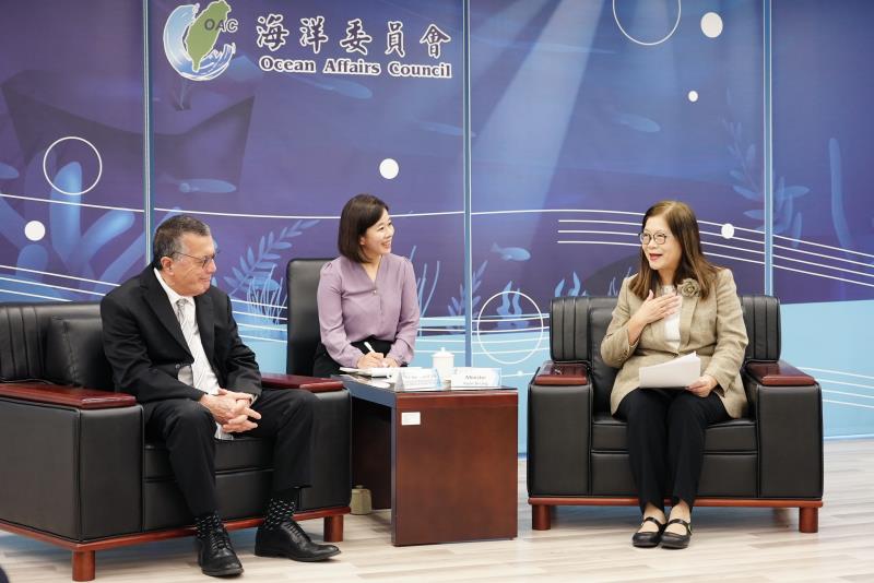 管主委與馬紹爾群島駐聯合國常代John M. Silk大使對談。