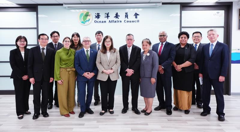 管主委與駐聯合國常代訪團合影。