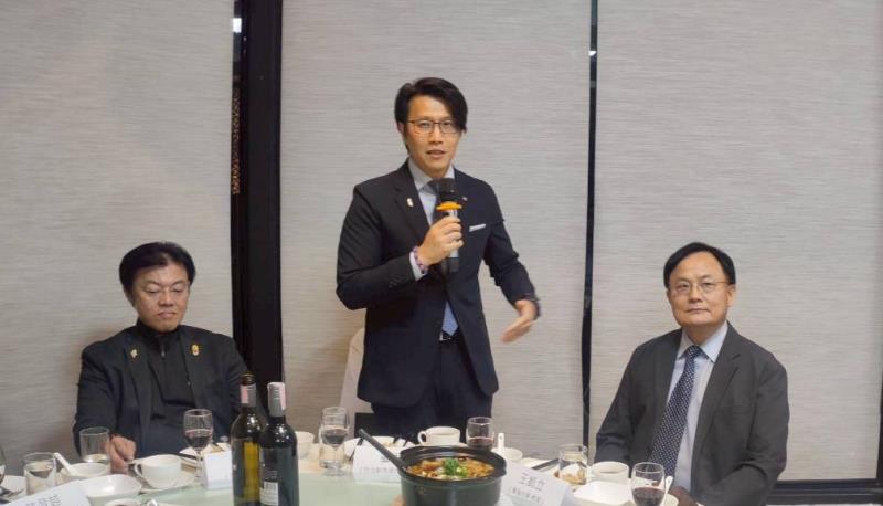 董思齊公使(中)祝賀東海大學在國際教育上的新成就，讚揚雙聯碩士班成為台泰高教合作的新典範。