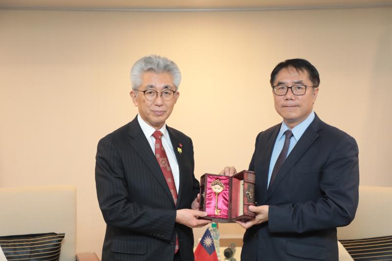 黃偉哲市長致贈台南市鑰給櫻田宏市長。