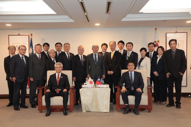 弘前市櫻田宏市長率團拜會黃偉哲市長。