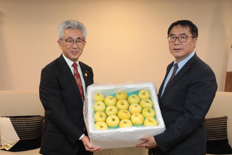 櫻田宏市長致贈弘前蘋果給黃偉哲市長。