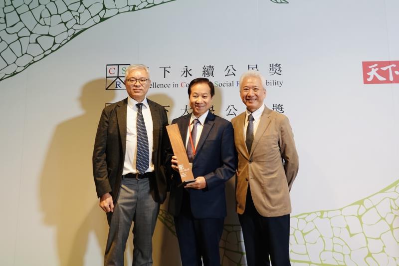 東海將持續以教育的良善力量，推動永續、實踐共好。圖為東海副校長劉正(右)、永續處處長陳鶴文(左)一同出席頒獎典禮。