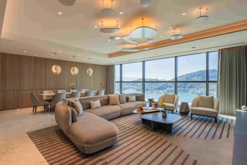 「皇家套房」將推出限時一日、僅此一間的獨家優惠，一泊二食原價NT$173,700元，12月12日以NT$98,888元超殺優惠登場。