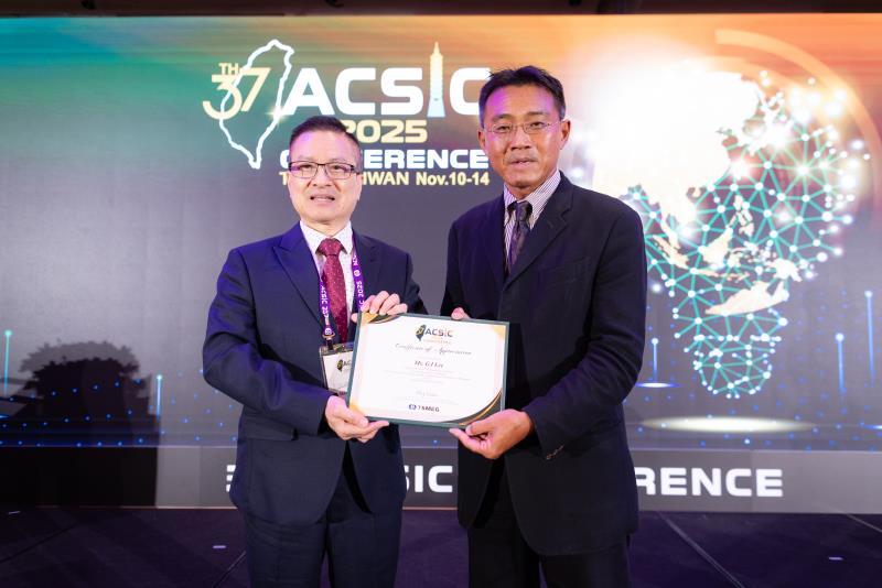 信保基金董事長魏明谷(左)與經濟部中小及新創企業署李冠志署長(右)合影。