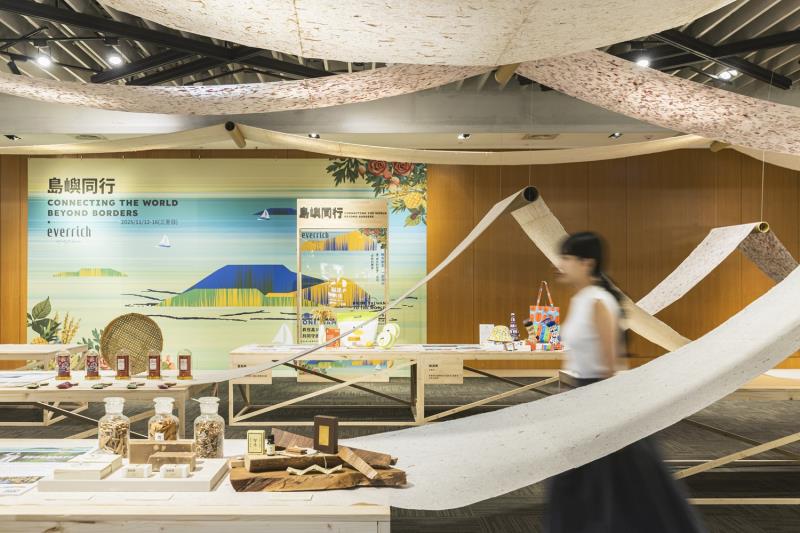 昇恆昌免稅商店長期在機場國門行銷台灣，此次攜手15個台灣品牌共同舉辦「島嶼同行－CONNECTING THE WORLD BEYOND BORDERS」地方創生五感體驗展覽。