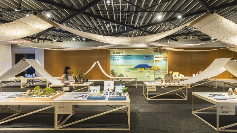 昇恆昌免稅商店長期在機場國門行銷台灣，此次攜手15個台灣品牌共同舉辦「島嶼同行－CONNECTING THE WORLD BEYOND BORDERS」地方創生五感體驗展覽。