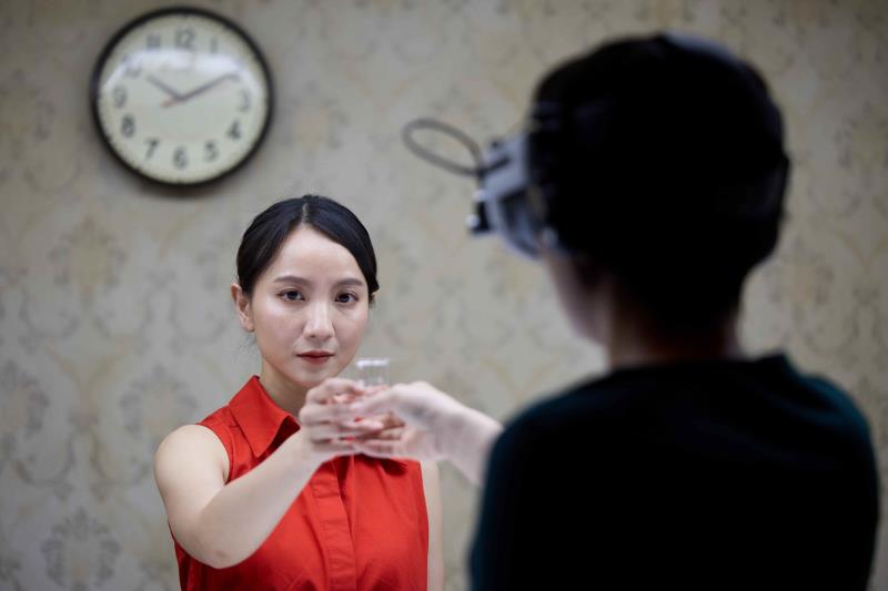 12月起每週五、六、日，南美館1館展覽室H演出「之間」，單場僅容納8位觀眾，票券有限，欲觀賞的民眾請盡早購票。（劇照攝影／陳又維）