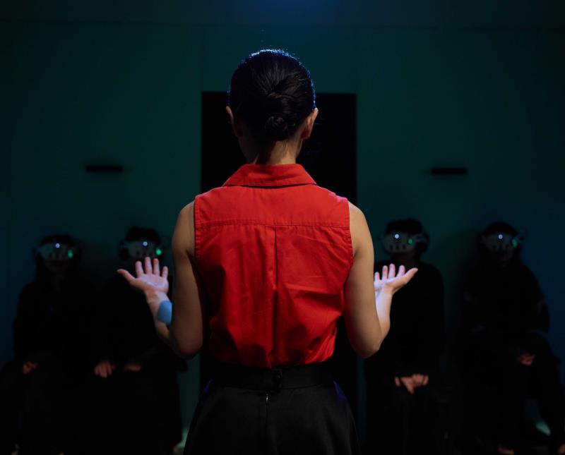 觀眾在演出過程中全程配戴擴增實境設備，是全新的觀劇體驗。（劇照攝影／陳又維）