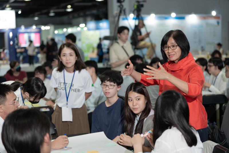 國泰金控投資長程淑芬（右1）於第6屆「國泰氣候變遷青年論壇」化身永續領航員，引領氣候倫理思辨的同時，也鼓勵青年發揮新世代創意與氣候行動力。