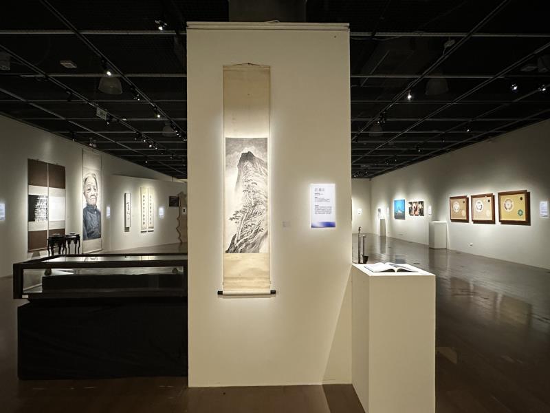 作品形式涵蓋水墨、膠彩、油畫、雕塑、複媒與裝置藝術創作，更以不同年代的視覺語言回應社會、文化與生命議題。