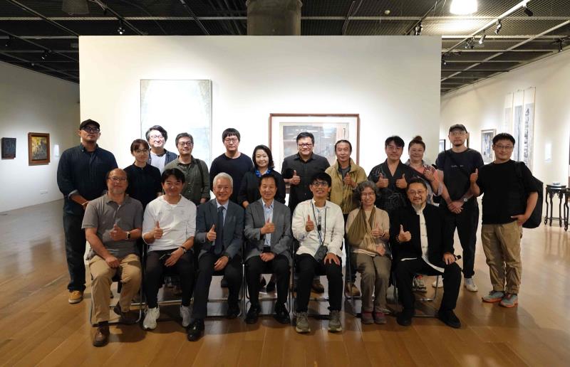 李思賢以「貫精麤於內外，東西此相逢」的東海校歌歌詞為展題，意指藝術創作不僅止於技巧的表現，更強調精神與形象的並進。