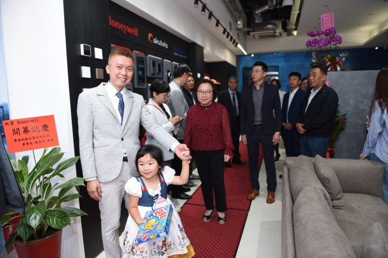 智能家居生活館開幕貴賓盈門
Honeywell全台首間「未來家——智能家居生活館」24日盛大開幕，現場熱鬧非凡，賓客盈門。世宇整合顧問公司董事長程世均（左1）感謝大家肯定與支持，增添光彩。
