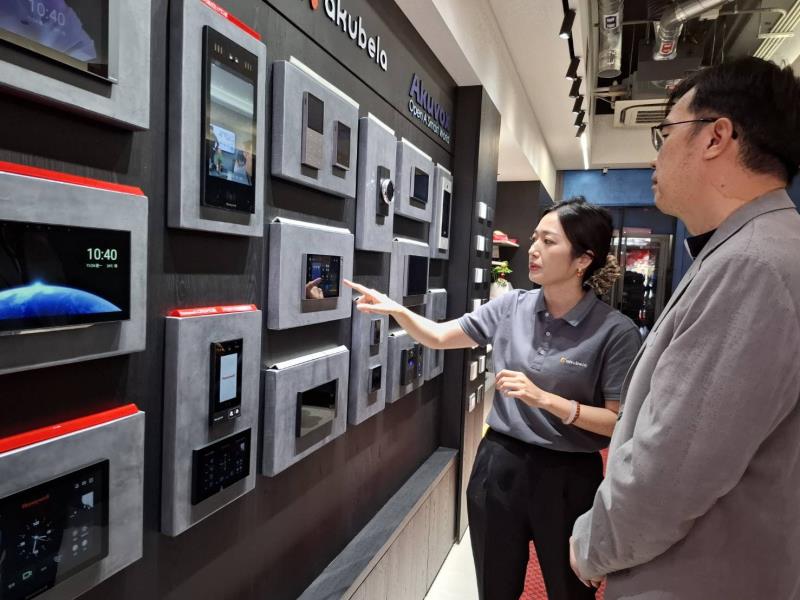 智能家居生活館開幕貴賓盈門
Honeywell全台首間「未來家——智能家居生活館」24日盛大開幕，現場熱鬧非凡，賓客盈門。貴賓現場體驗「智能家居生活館」。