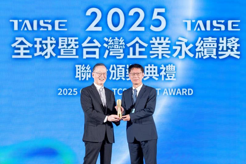 永豐餘的循環經濟績效在「台灣企業永續獎(TCSA)」榮獲肯定，台灣永續能源研究基金會董事長簡又新(左)頒獎予永豐餘投控董事長葉惠青(右)。