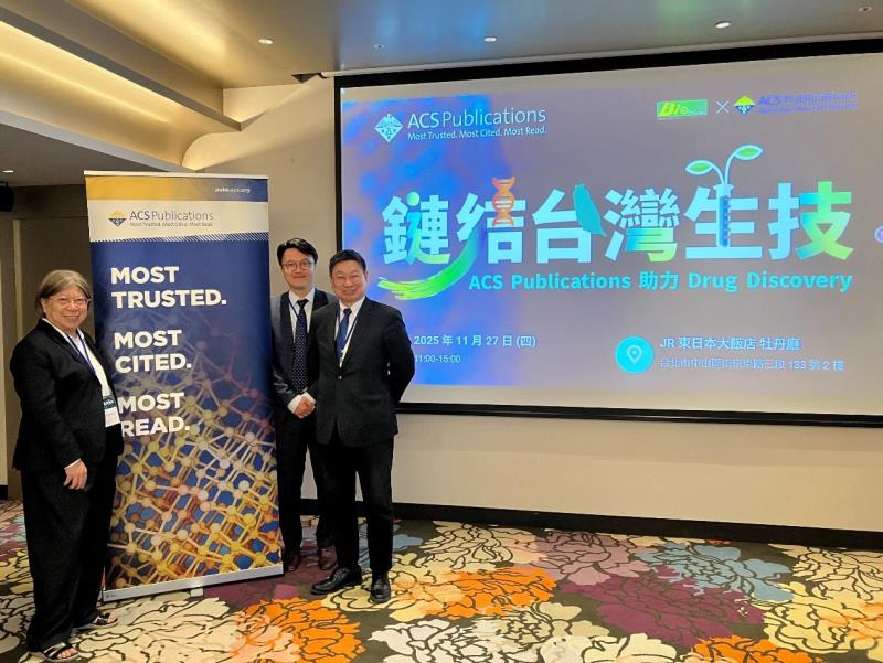 安宏生醫科學長陳淑貞博士(左)、美國化學會出版部大中華、東南亞及大洋洲市場與商務拓展高級經理鄧永剛先生(中)、台灣生物產業發展協會林治華秘書長(右)，現場合影