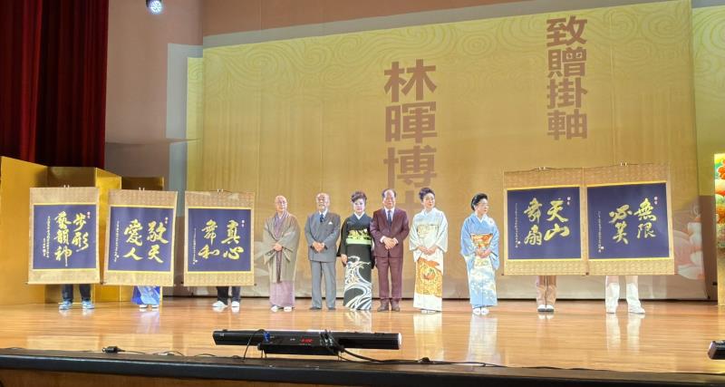 林暉博士以翰墨傳誼　揮毫贈墨寶共譜跨界共融之章