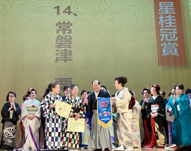 「第30回 にっぽんのおどり全國大會 in 台灣」頒獎典禮現場，林暉博士（右）親頒〈星桂冠賞〉予日本舞踊優秀代表常磐津一派，表彰其卓越藝術成就與文化傳承精神。典禮現場掌聲不斷，象徵日台藝術交流邁向新的國際里程碑。