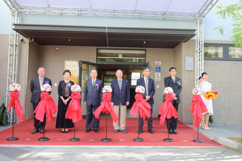 邱秋林博士(左三)、中原大學董事長張光正(左四)、中原大學校長李英明(左五)一同為實英樓落成剪綵。
