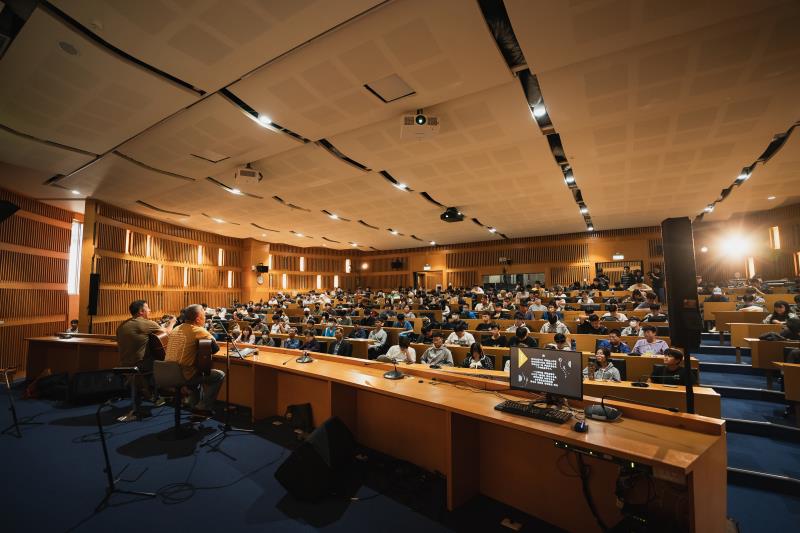 金曲歌手謝銘祐蒞臨虎科大分享創作經驗，也鼓勵年輕學子用不同角度體察熟悉事物。