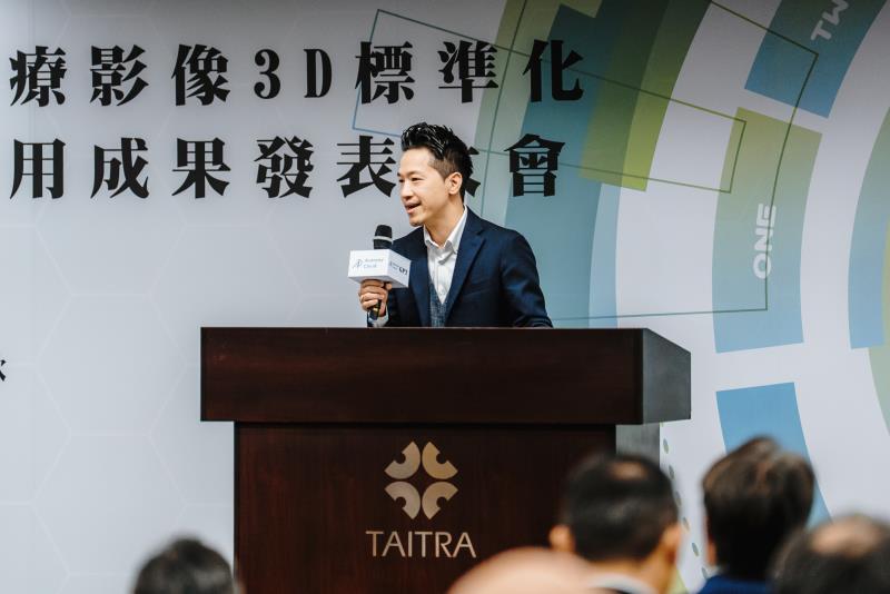 總統府代表何志偉副秘書長上台致詞。